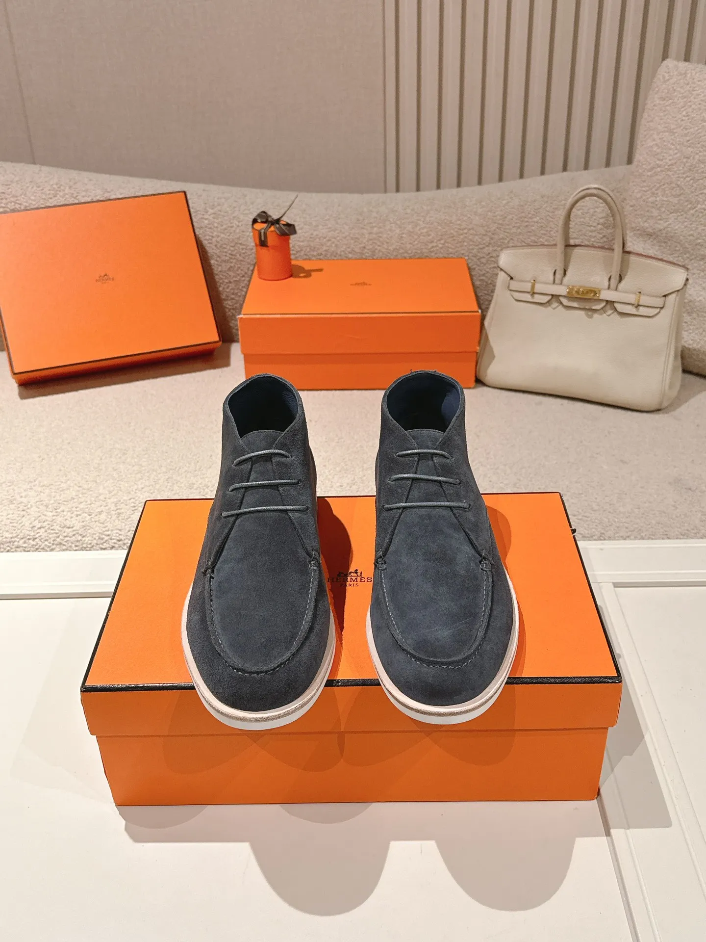 Men's Men's Shoes 660💰 Hermes men's size #26ss calfskin derby shoes, decorated with signature "H Diamant" details for a stylish and casual style. Fabric: Cow suede Lining: Mixed sheep lining Outsole: Genuine leather welt + original TPU Bottom thickness: 3CM Code number: 39-45 (customized at 46.47)